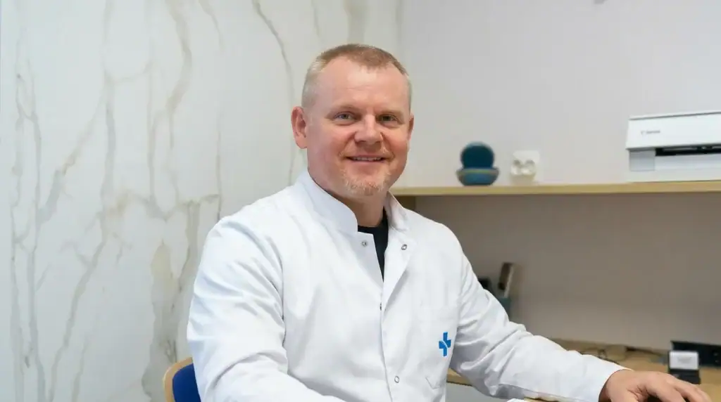 Lek. med. Jarosław Małys, proktolog Gdynia, podczas wizyty w gabinecie Maremed.