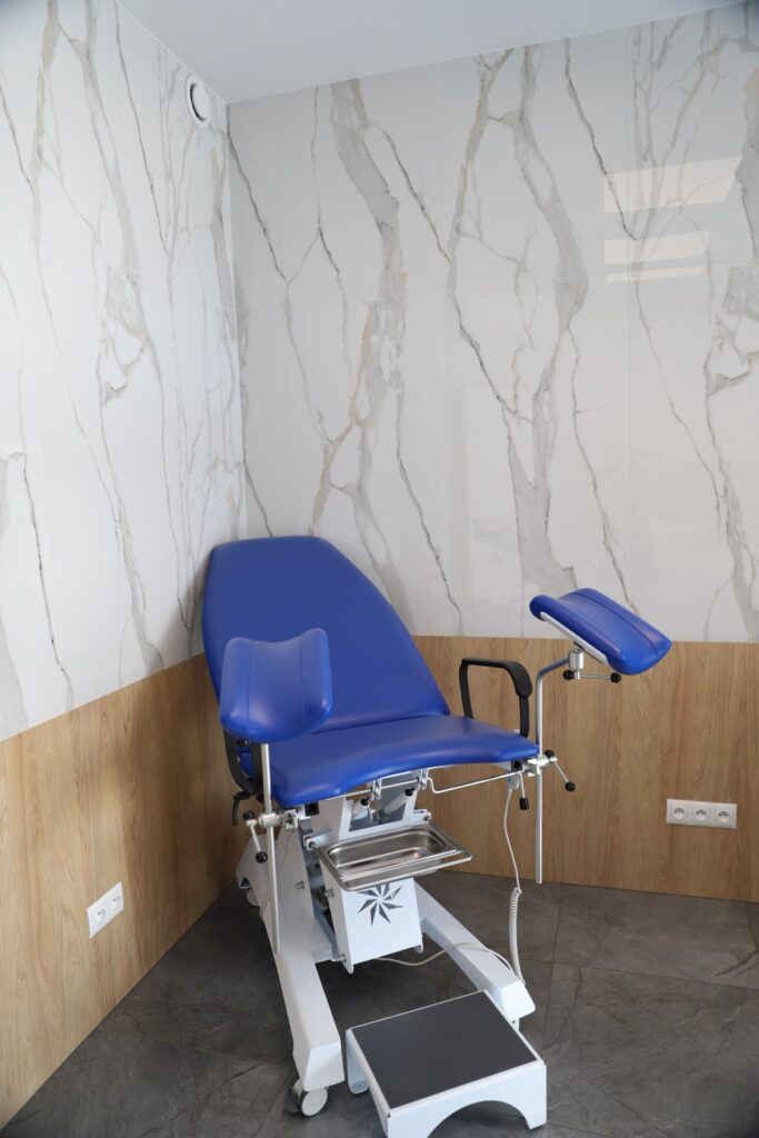 Fotografia gabinetu proktologicznego w Maremed Gdynia, z nowoczesnym stołem do zabiegów.