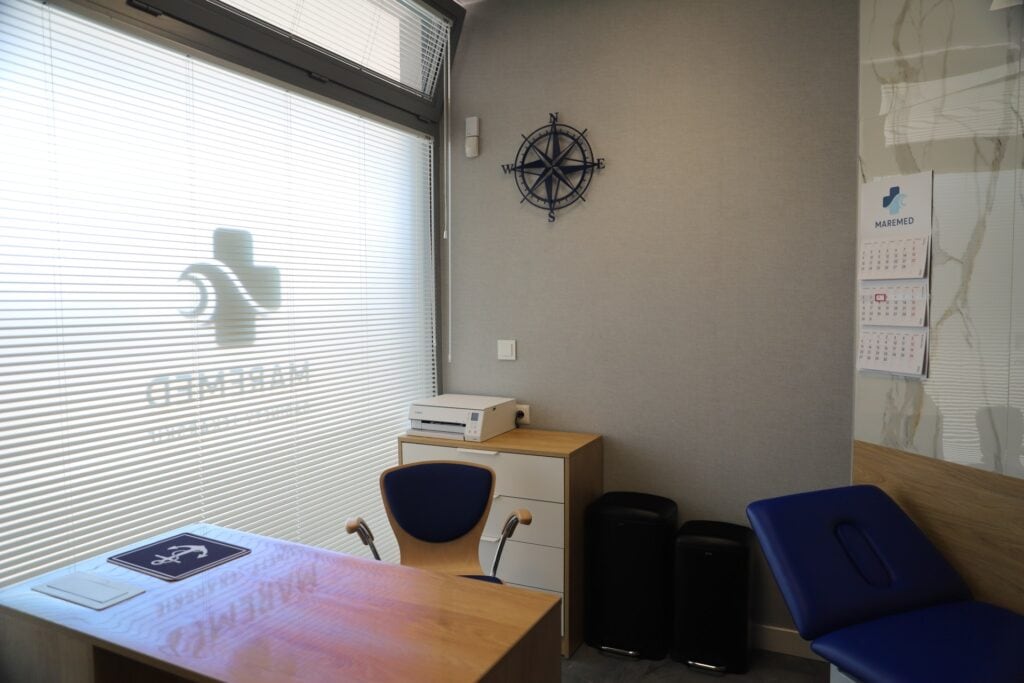 Gabinet proktologiczny Maremed Gdynia, widok na pokój konsultacyjny z fotelem i sprzętem medycznym.
