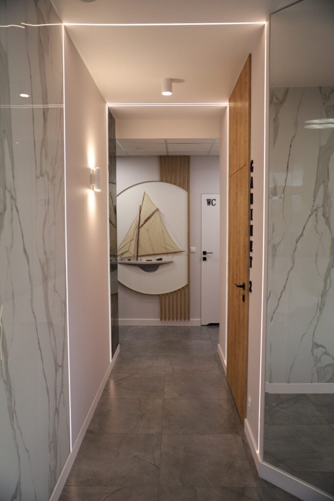 Nowoczesne wnętrze gabinetu proktologicznego Maremed Gdynia, dr Małys w trakcie konsultacji.