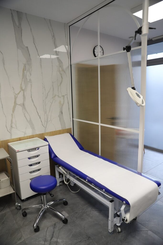 Maremed Gdynia – nowoczesny gabinet proktologiczny z łóżkiem do badań.