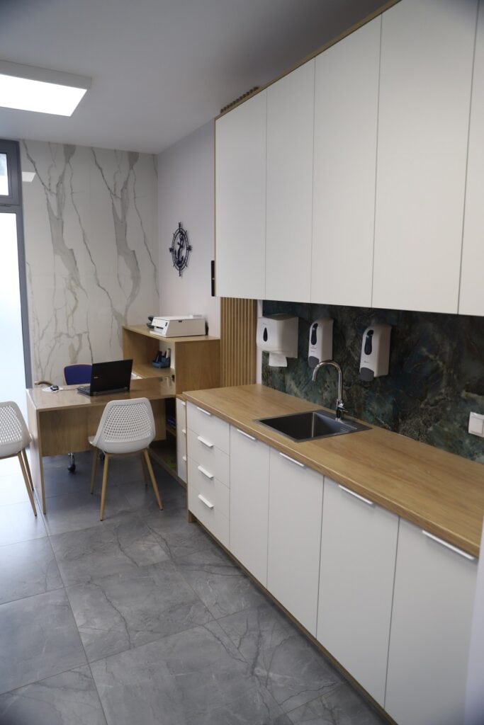 Nowoczesna kuchnia w gabinecie Maremed Gdynia, miejsce konsultacji proktologicznych.